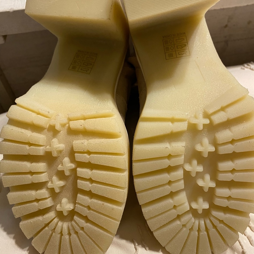 NWT Oasis Society Anastasia Lug Chelsea Beige Ankle Boots w/Chunky Heel size 6 - Picture 6 of 7
